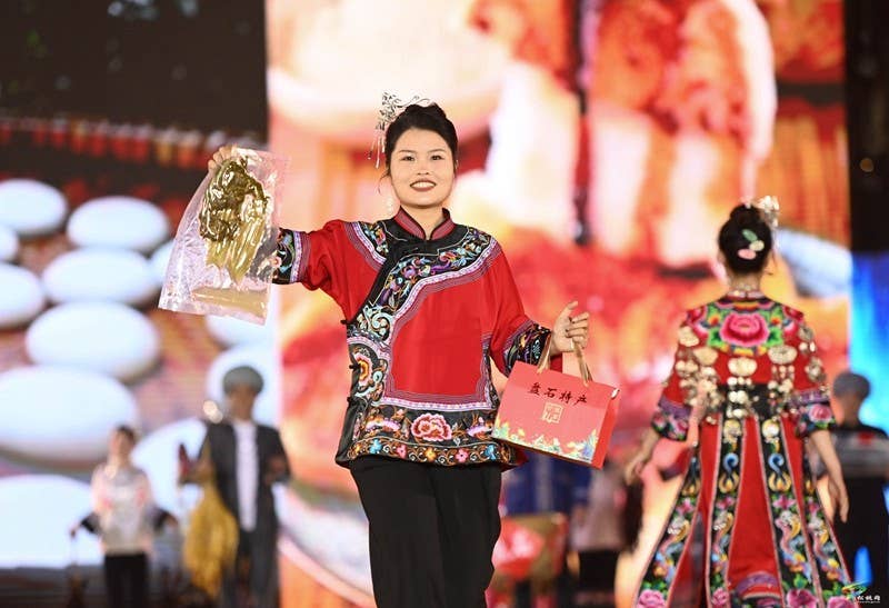 【吃贵州“晚饭”·看松桃村晚】“民”星闪耀 “乡”聚甚欢  第五期村晚好戏连台