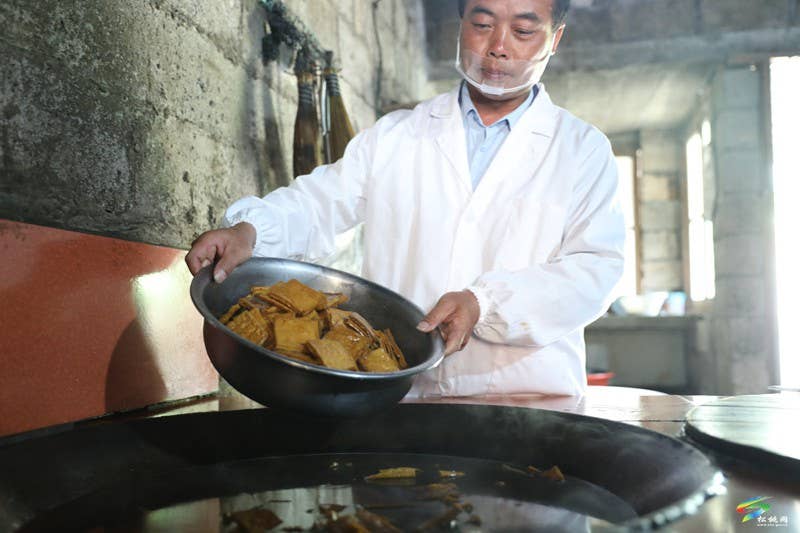 【吃贵州“晚饭”·看松桃村晚】大坪场镇夜排村晚：百年集韵入舞台 豆干背篓载梦来