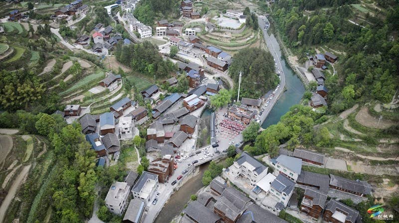 【吃贵州“晚饭”·看松桃村晚】盘石镇响水洞村：共享长桌宴  邻里话乡情