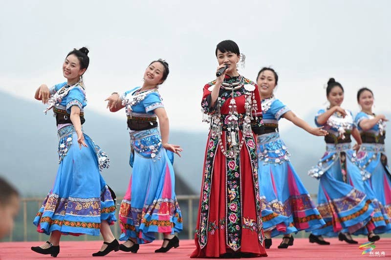 【吃贵州“晚饭”·看松桃村晚】春季采茶正当时  文旅融合促振兴——松桃村晚走进普觉棉花山村采茶节活动火热举办