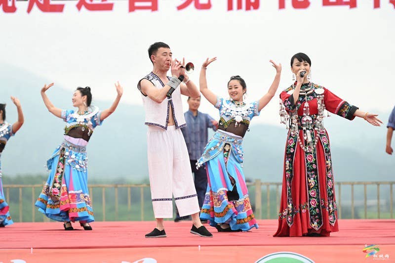 【吃贵州“晚饭”·看松桃村晚】春季采茶正当时  文旅融合促振兴——松桃村晚走进普觉棉花山村采茶节活动火热举办