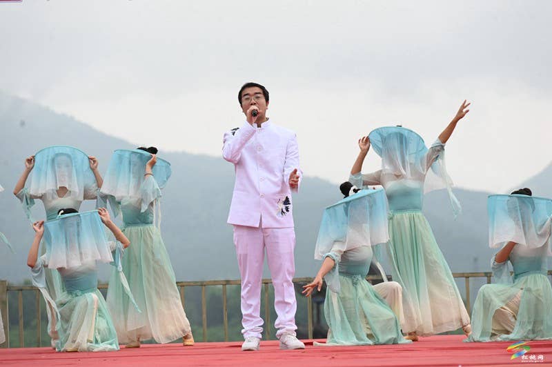 【吃贵州“晚饭”·看松桃村晚】春季采茶正当时  文旅融合促振兴——松桃村晚走进普觉棉花山村采茶节活动火热举办