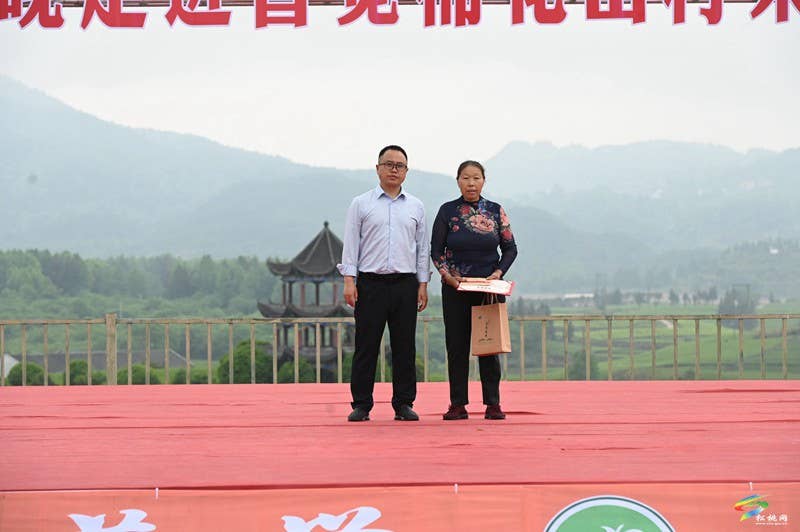【吃贵州“晚饭”·看松桃村晚】春季采茶正当时  文旅融合促振兴——松桃村晚走进普觉棉花山村采茶节活动火热举办