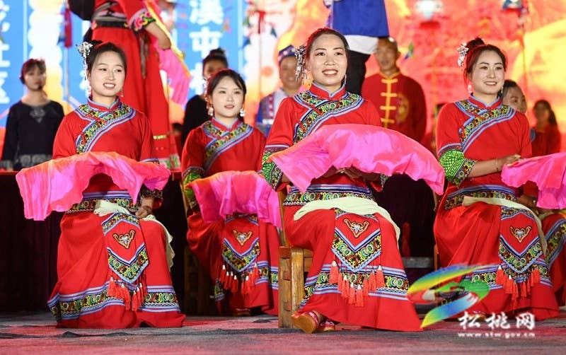 【吃贵州“晚饭”·看松桃村晚】六村“王炸”  对决松桃村晚点燃最炫民族风