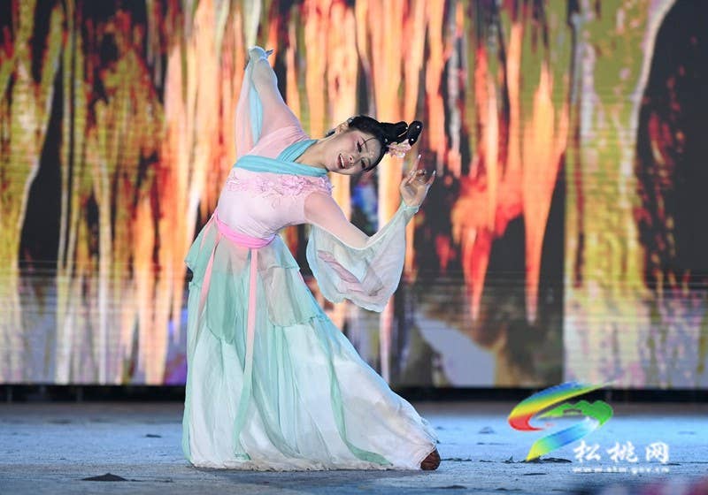 【吃贵州“晚饭”·看松桃村晚】六村“王炸”  对决松桃村晚点燃最炫民族风