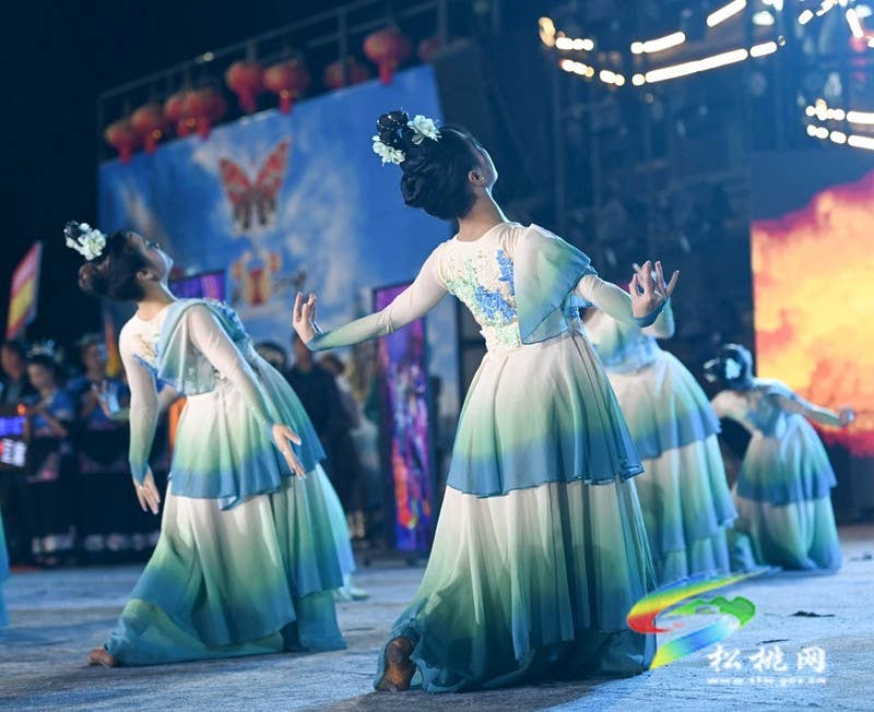 【吃贵州“晚饭”·看松桃村晚】六村“王炸”  对决松桃村晚点燃最炫民族风