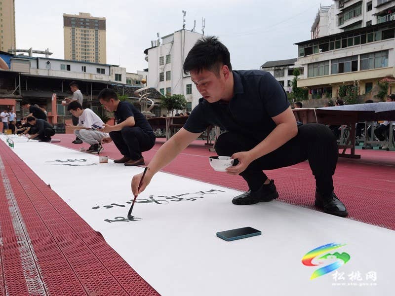 松桃第三完小：墨洒笔尖写春秋 一撇一捺是传承