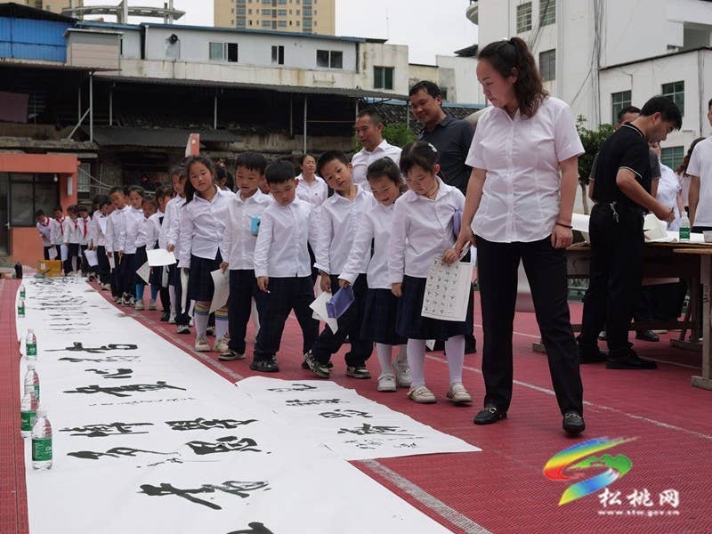 松桃第三完小：墨洒笔尖写春秋 一撇一捺是传承