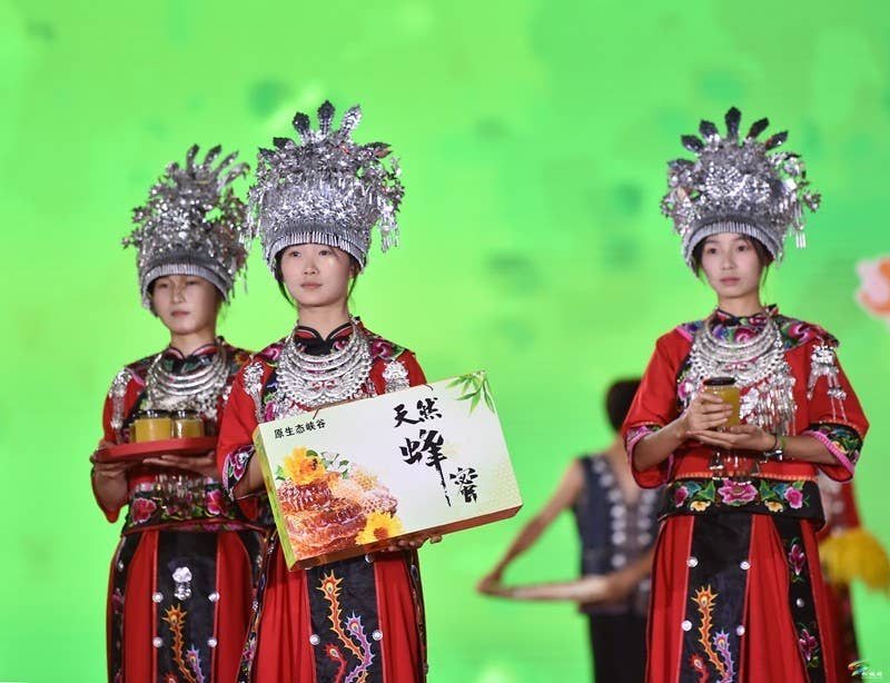 【吃贵州“晚饭”·看松桃村晚】 松桃村晚持续升温：大兴街道与平头镇激情对决