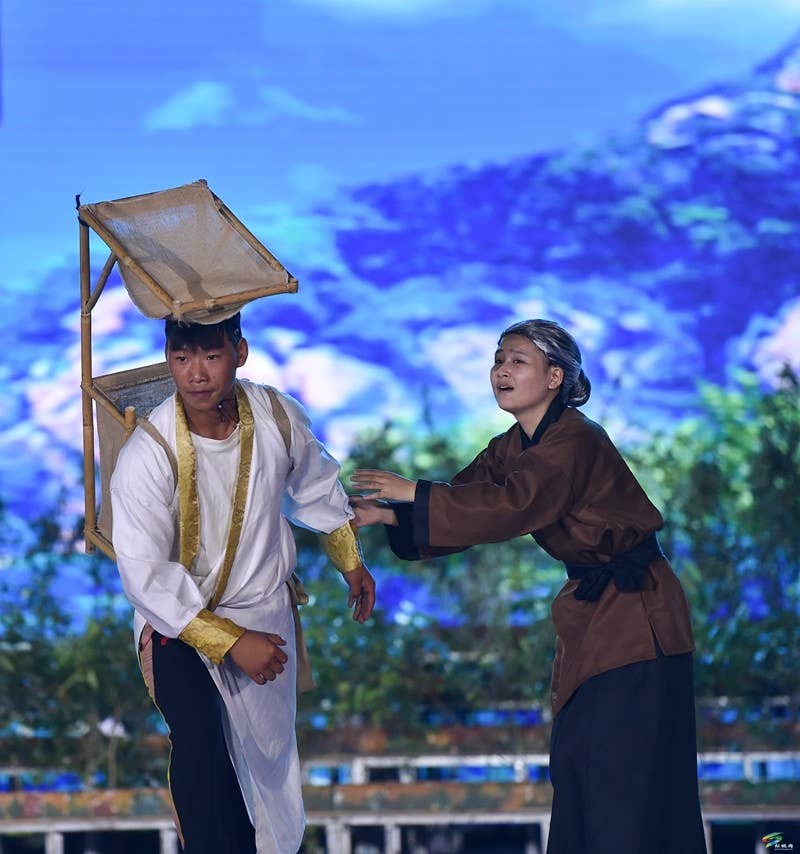【吃贵州“晚饭”·看松桃村晚】 松桃村晚持续升温：大兴街道与平头镇激情对决