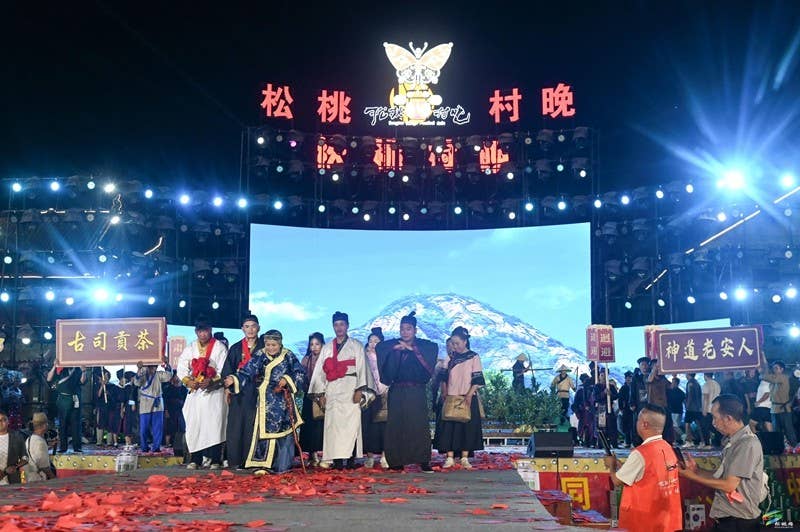 【吃贵州“晚饭”·看松桃村晚】 松桃村晚持续升温：大兴街道与平头镇激情对决