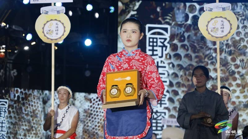 【吃贵州“晚饭”·看松桃村晚】松桃村晚酣战：长坪乡苗韵流淌展风情 瓦溪乡机器人灵动秀新意