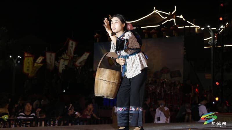 【吃贵州“晚饭”·看松桃村晚】松桃村晚酣战：长坪乡苗韵流淌展风情 瓦溪乡机器人灵动秀新意