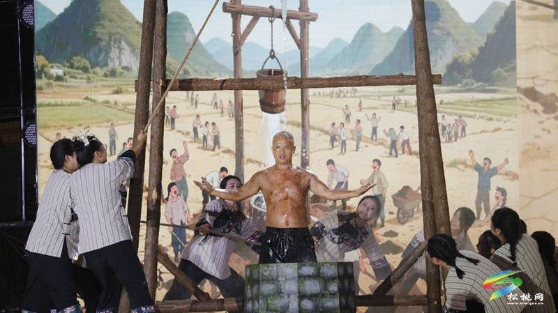 【吃贵州“晚饭”·看松桃村晚】松桃村晚酣战：长坪乡苗韵流淌展风情 瓦溪乡机器人灵动秀新意