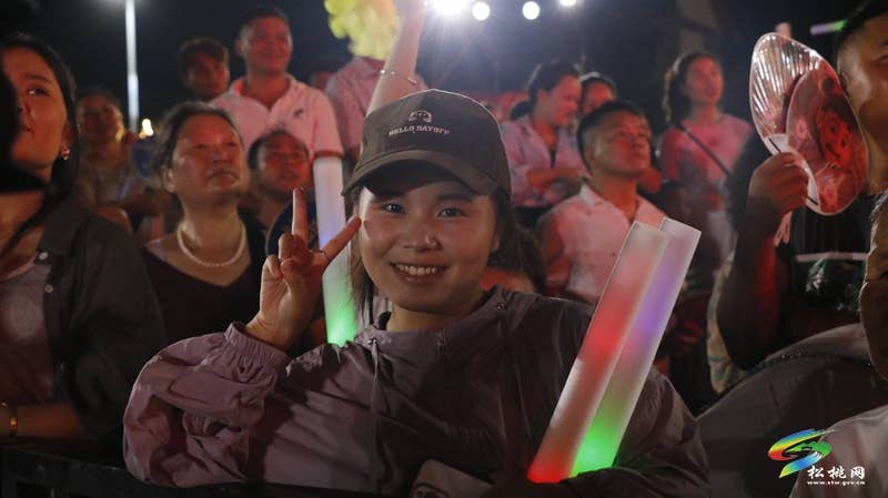 【吃贵州“晚饭”·看松桃村晚】松桃村晚酣战：长坪乡苗韵流淌展风情 瓦溪乡机器人灵动秀新意