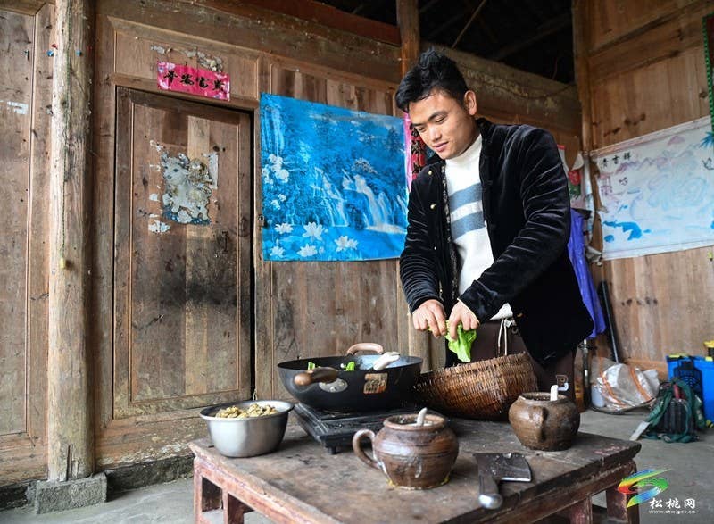 舒易飞:你们陪我长大 我伴你们到老
