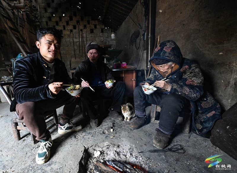 舒易飞:你们陪我长大 我伴你们到老