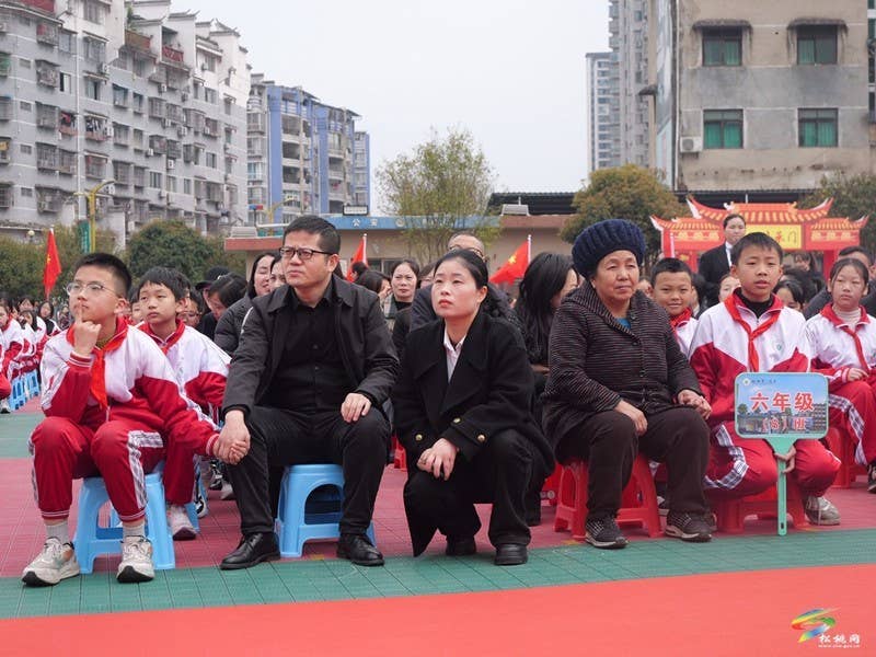 县一完小：温情演讲触动心灵 感恩之花绚烂绽放