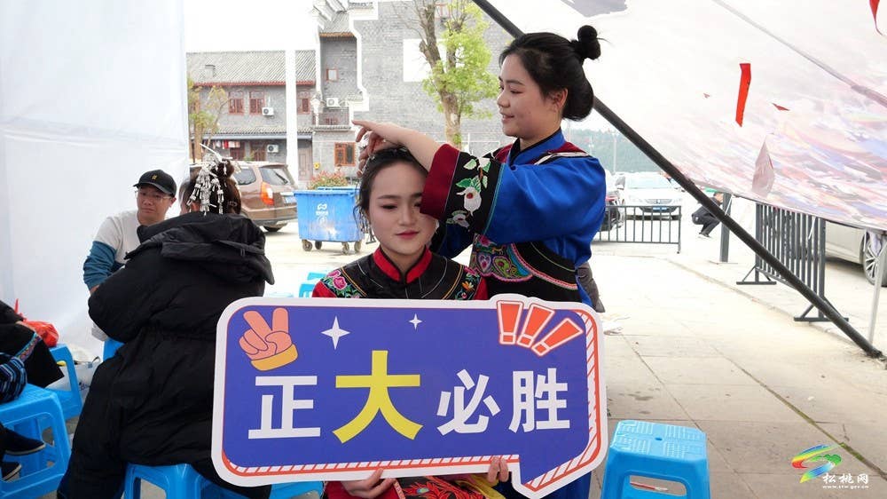 【吃贵州“晚饭”·看松桃村晚】松桃村晚赛前花絮：“妆”点风采 烟火气里拼劲足