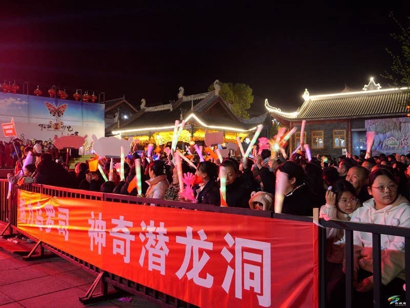 【吃贵州“晚饭”·看松桃村晚】导演组全力彩排 新华网直播精彩