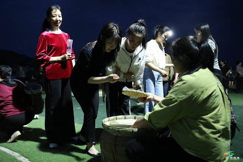 【吃贵州“晚饭”·看松桃村晚】大坪场镇夜排村晚：百年集韵入舞台 豆干背篓载梦来