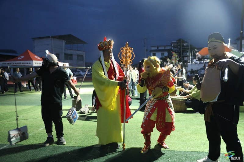 【吃贵州“晚饭”·看松桃村晚】大坪场镇夜排村晚：百年集韵入舞台 豆干背篓载梦来