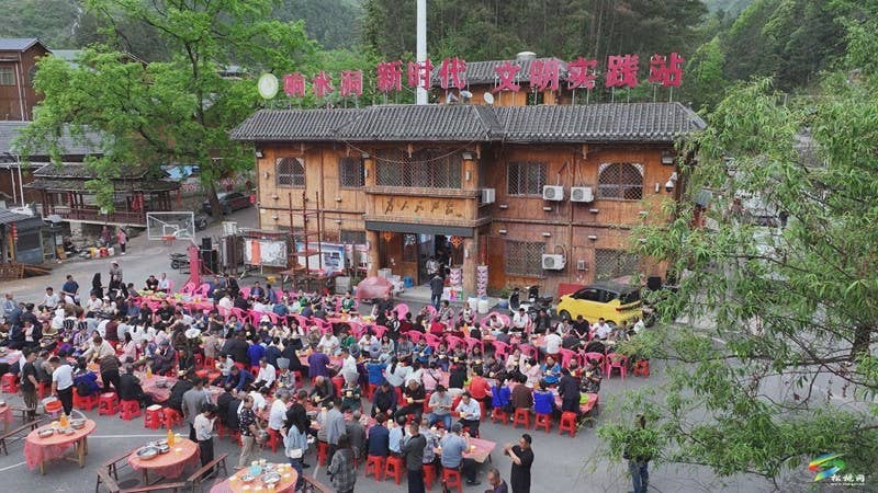 【吃贵州“晚饭”·看松桃村晚】盘石镇响水洞村：共享长桌宴  邻里话乡情