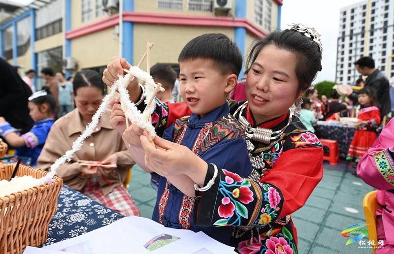 松桃第三幼儿园：举办幼儿版“四月八”活动，超萌～