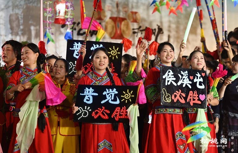 【吃贵州“晚饭”·看松桃村晚】一场“村晚”一座桥，联结邻里和谐情谊深