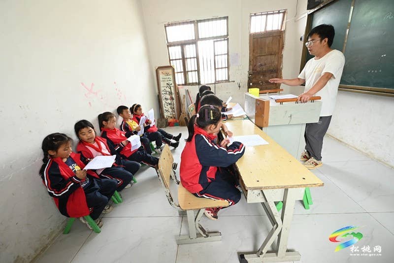 乌罗镇小河村完小:奋力托起35个乡村孩子的求学梦