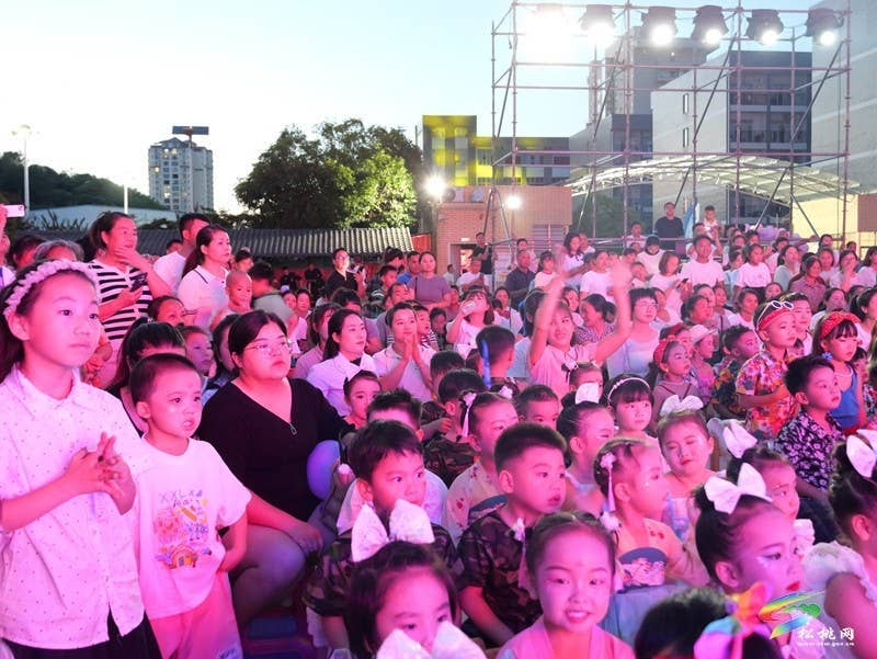 县第三幼儿园举办大班毕业典礼暨文艺汇演