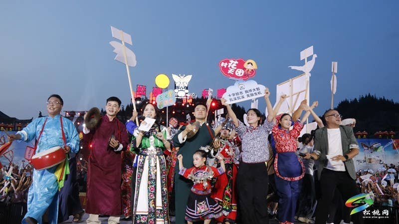 【吃贵州“晚饭”·看松桃村晚】松桃村晚酣战：长坪乡苗韵流淌展风情 瓦溪乡机器人灵动秀新意