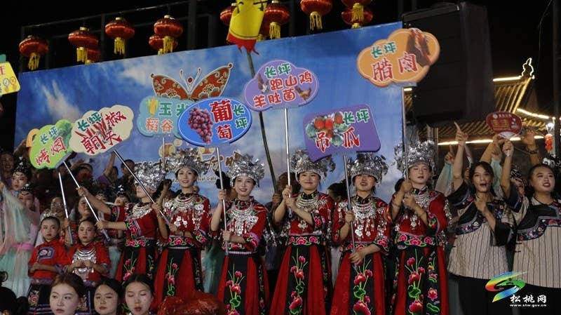 【吃贵州“晚饭”·看松桃村晚】松桃村晚酣战：长坪乡苗韵流淌展风情 瓦溪乡机器人灵动秀新意