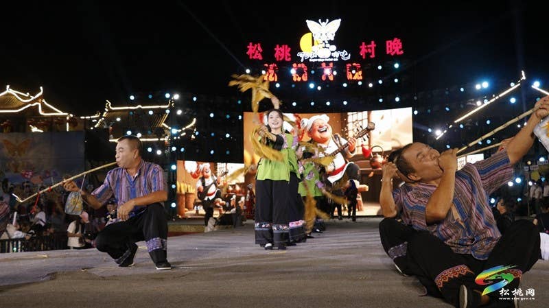 【吃贵州“晚饭”·看松桃村晚】松桃村晚酣战：长坪乡苗韵流淌展风情 瓦溪乡机器人灵动秀新意