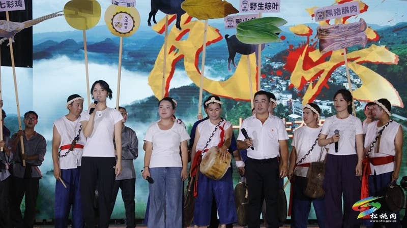 【吃贵州“晚饭”·看松桃村晚】松桃村晚酣战：长坪乡苗韵流淌展风情 瓦溪乡机器人灵动秀新意