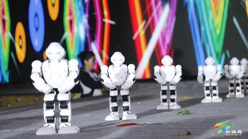 【吃贵州“晚饭”·看松桃村晚】松桃村晚酣战：长坪乡苗韵流淌展风情 瓦溪乡机器人灵动秀新意