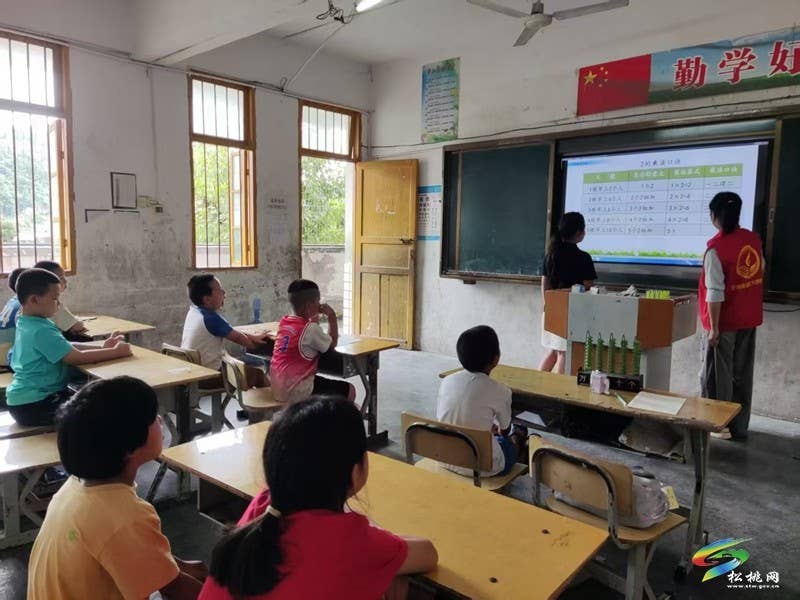 大学生开展乡村支教 为乡村孩子编织“七彩假期”