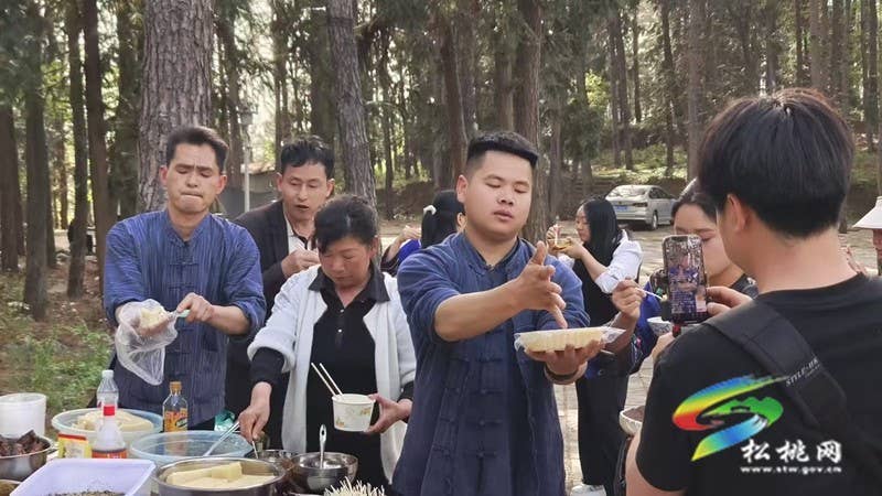 【吃贵州“晚饭”·看松桃村晚】松桃村晚：直播达人现场带货助农