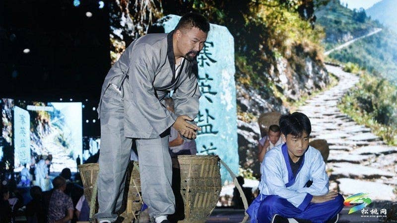 【吃贵州“晚饭”·看松桃村晚】松桃村晚2.0上新！寨英长兴竞风采 “说村”“献艺”“优品”皆亮眼