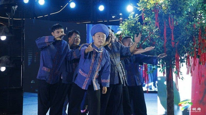 【吃贵州“晚饭”·看松桃村晚】松桃村晚2.0上新！寨英长兴竞风采 “说村”“献艺”“优品”皆亮眼