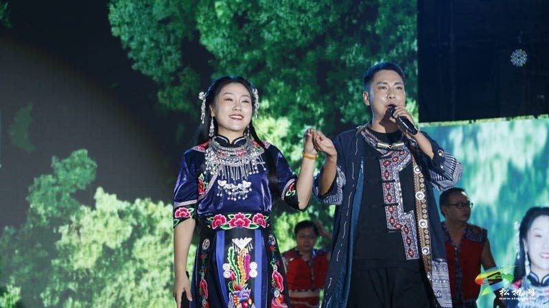 【吃贵州“晚饭”·看松桃村晚】松桃村晚2.0上新！寨英长兴竞风采 “说村”“献艺”“优品”皆亮眼
