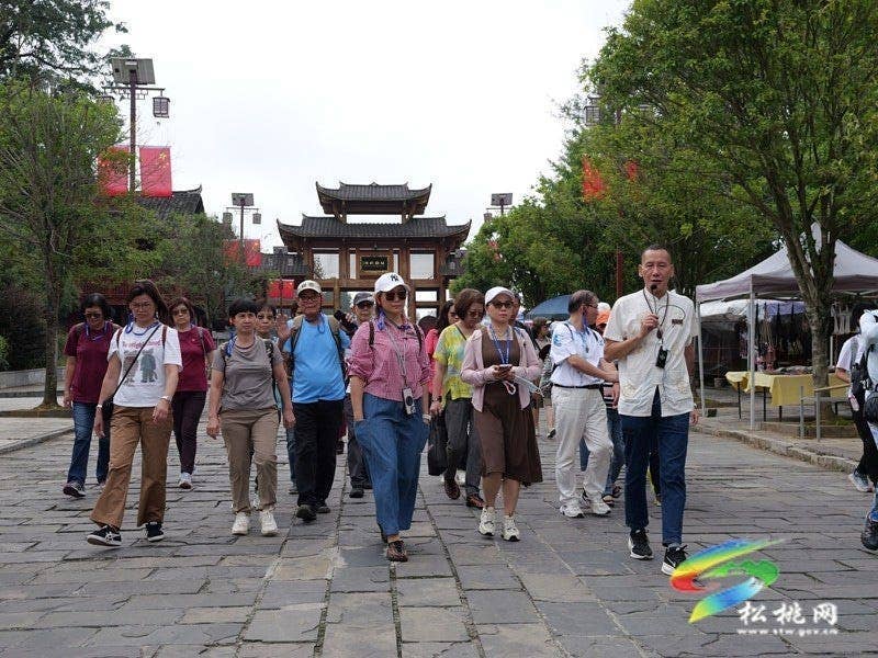 双节同庆·苗乡盛情｜苗王城景区非遗盛宴引客来 欢声笑语度佳节