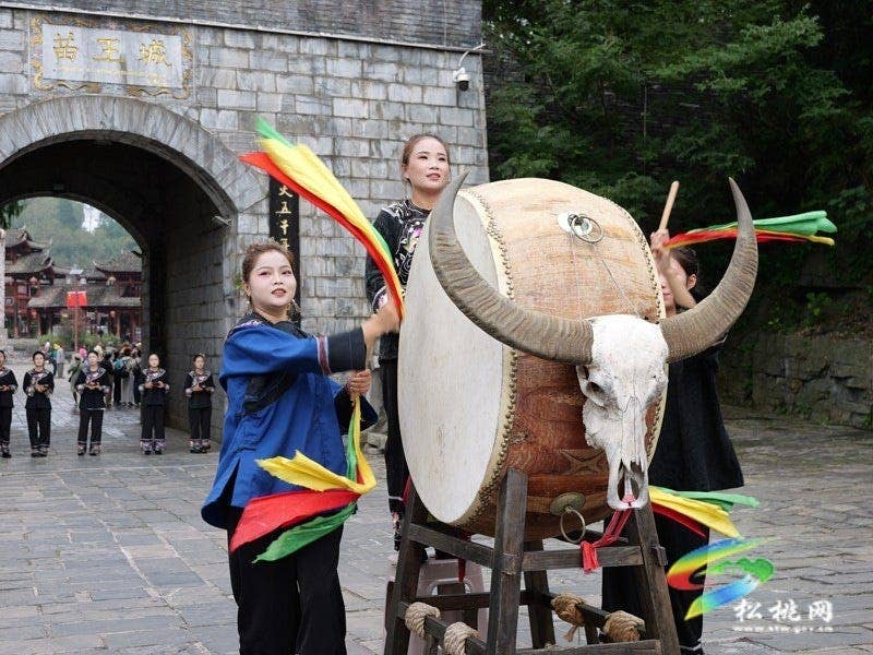 双节同庆·苗乡盛情｜苗王城景区非遗盛宴引客来 欢声笑语度佳节