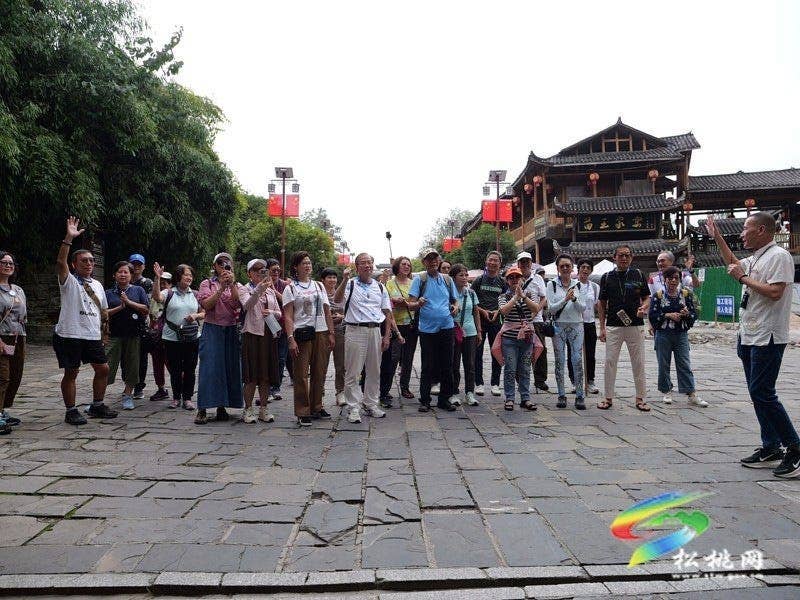 双节同庆·苗乡盛情｜苗王城景区非遗盛宴引客来 欢声笑语度佳节