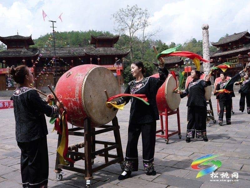双节同庆·苗乡盛情｜苗王城景区非遗盛宴引客来 欢声笑语度佳节