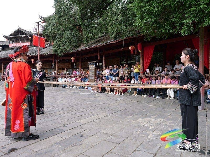 双节同庆·苗乡盛情｜苗王城景区非遗盛宴引客来 欢声笑语度佳节