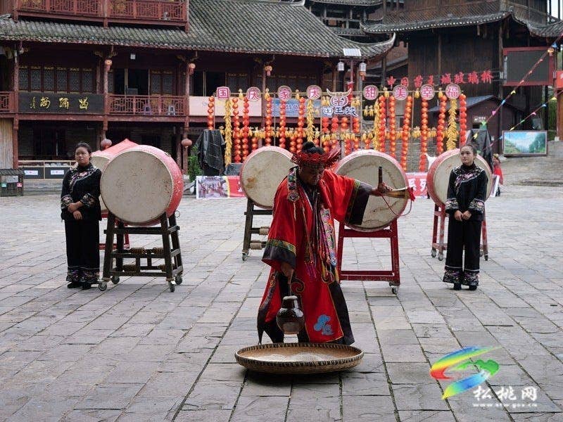 双节同庆·苗乡盛情｜苗王城景区非遗盛宴引客来 欢声笑语度佳节