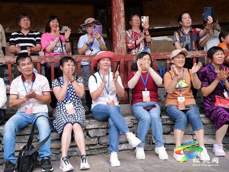 双节同庆·苗乡盛情｜苗王城景区非遗盛宴引客来 欢声笑语度佳节