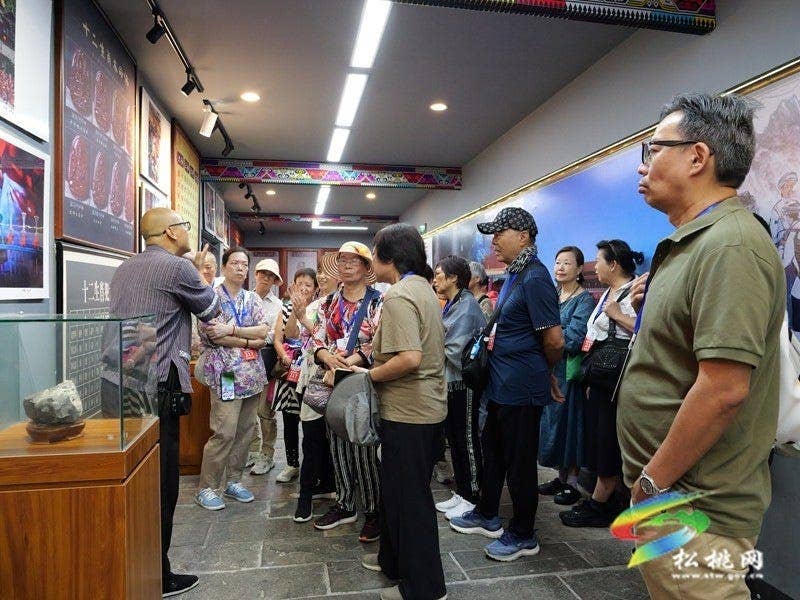 双节同庆·苗乡盛情｜苗王城景区非遗盛宴引客来 欢声笑语度佳节