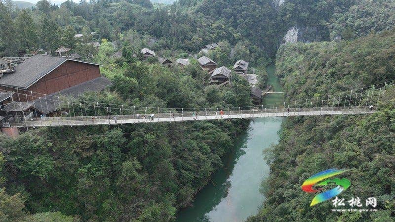 双节同庆·苗乡盛情｜苗王城景区非遗盛宴引客来 欢声笑语度佳节